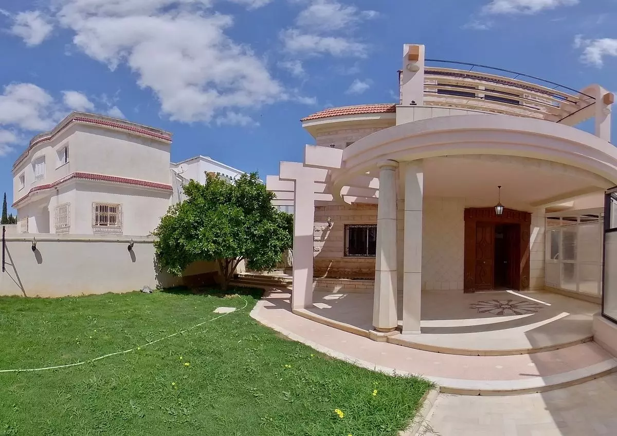 Villa avec piscine couverte
